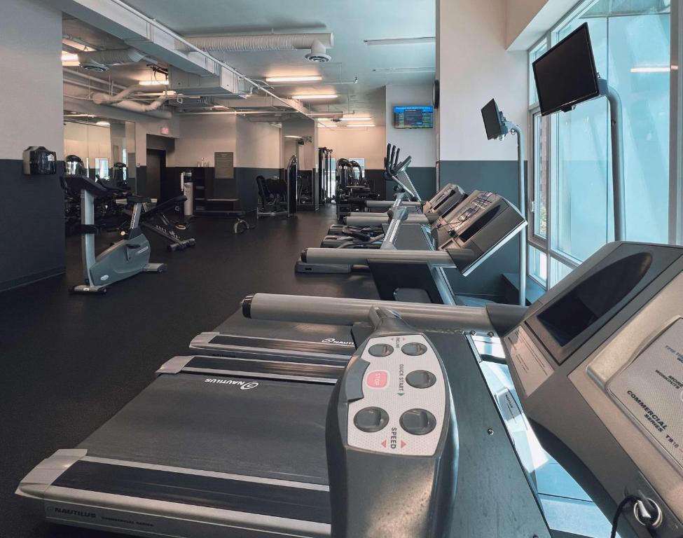 Fitness centrum a/nebo fitness zařízení v ubytování Coast Coal Harbour Vancouver Hotel by APA