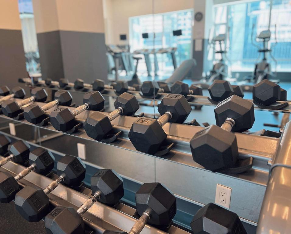 Fitness centrum a/nebo fitness zařízení v ubytování Coast Coal Harbour Vancouver Hotel by APA