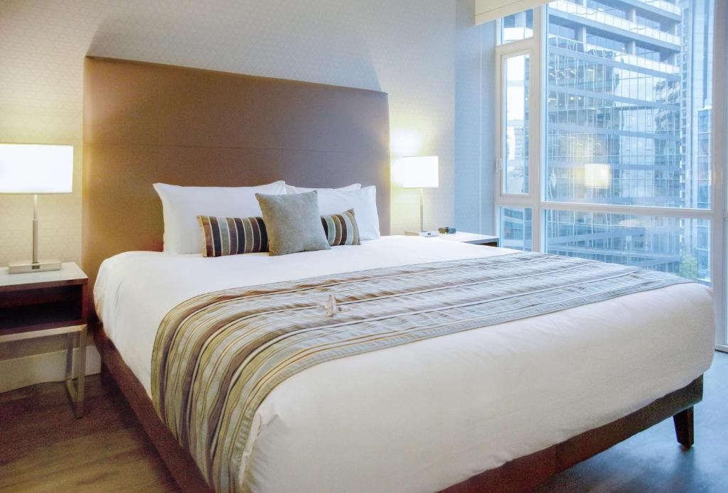 Postel nebo postele na pokoji v ubytování Coast Coal Harbour Vancouver Hotel by APA