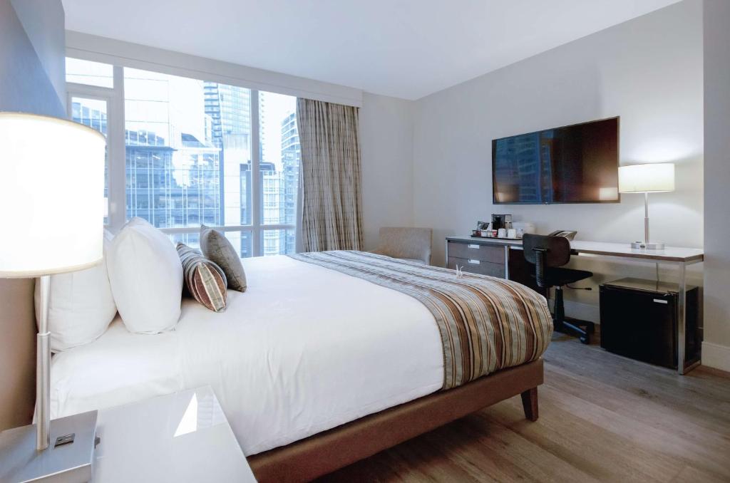 Postel nebo postele na pokoji v ubytování Coast Coal Harbour Vancouver Hotel by APA