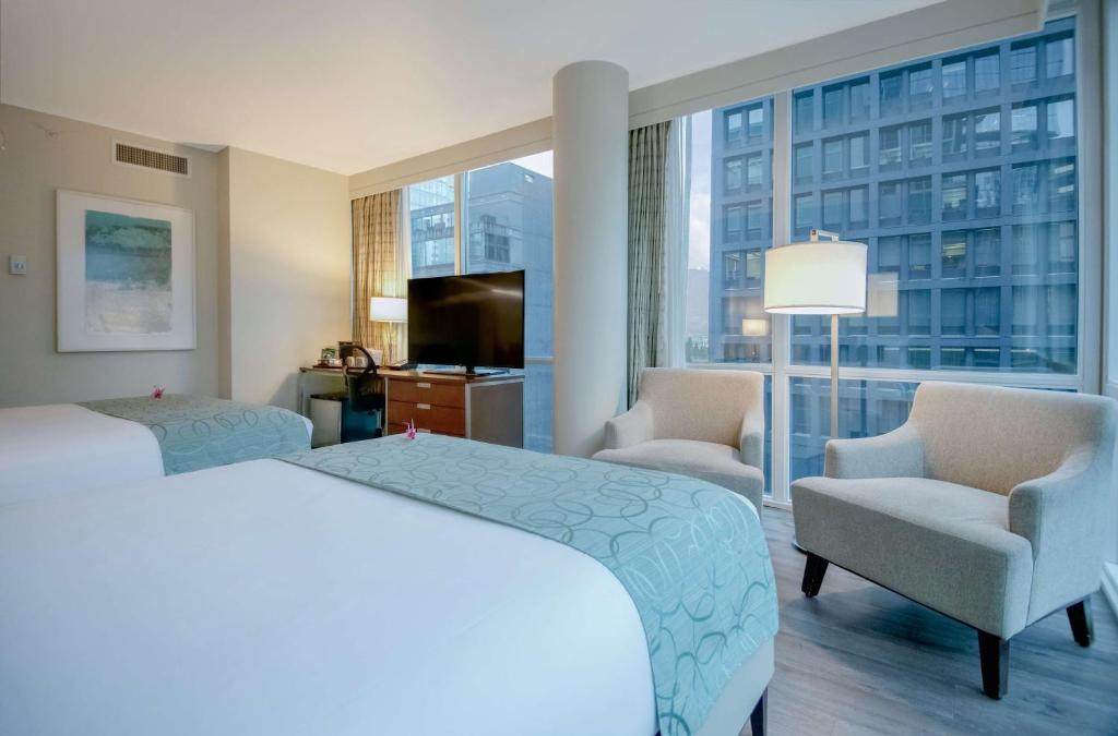 Postel nebo postele na pokoji v ubytování Coast Coal Harbour Vancouver Hotel by APA