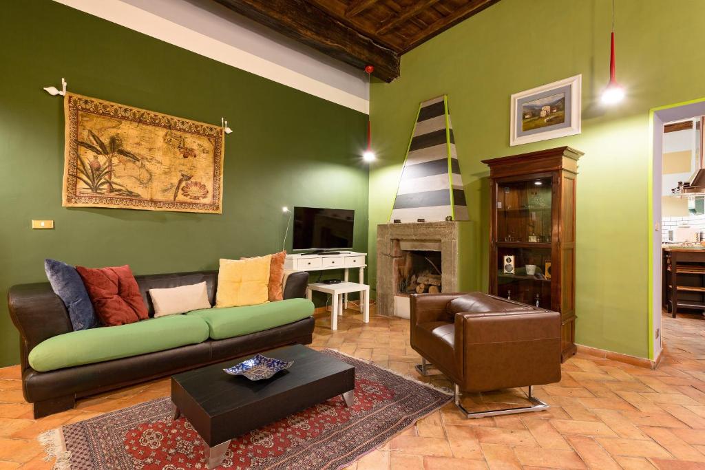 sala de estar con sofá y silla en Rome as you feel - Vicolo delle Grotte, en Roma