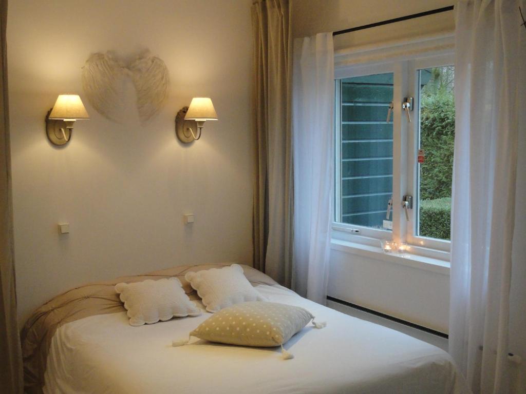 Llit o llits en una habitació de B&B La Roseraie - private entrance & garden