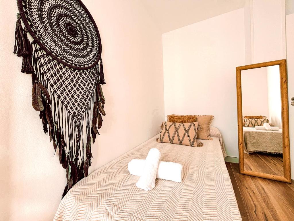 Postel nebo postele na pokoji v ubytování Chakra House Fuerteventura - Affordable Rooms in a Cozy Guesthouse