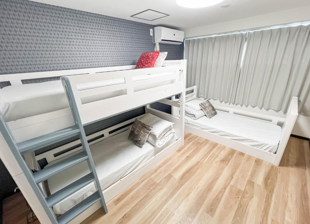 a bunk bed room with two bunk beds at Hostel In Kyoto Gion - Vacation STAY 13400v in Gionmachi