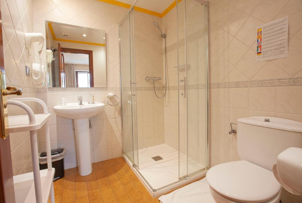 A bathroom at CASA RURAL BARAZAR
