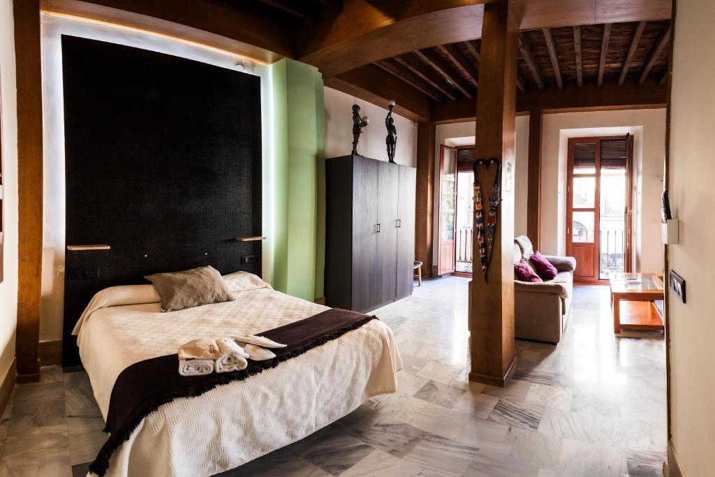 Posteľ alebo postele v izbe v ubytovaní Apartamentos Reyes Católicos