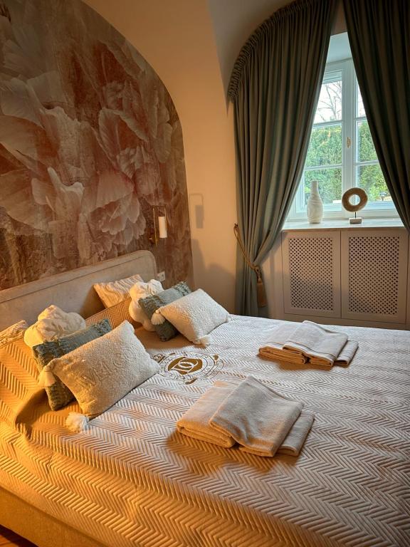 Voodi või voodid majutusasutuse Domus Carmeli Chic Appartments Powiśle toas