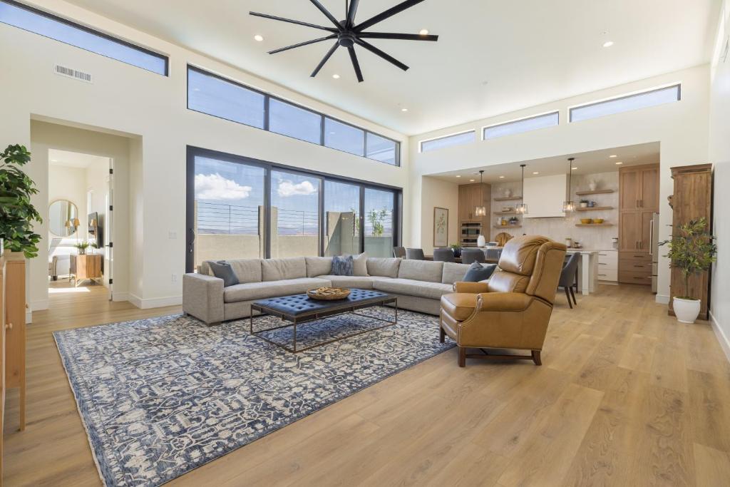 ein Wohnzimmer mit Sofa und Tisch in der Unterkunft About Time at Sand Hollow Resort in Hurricane