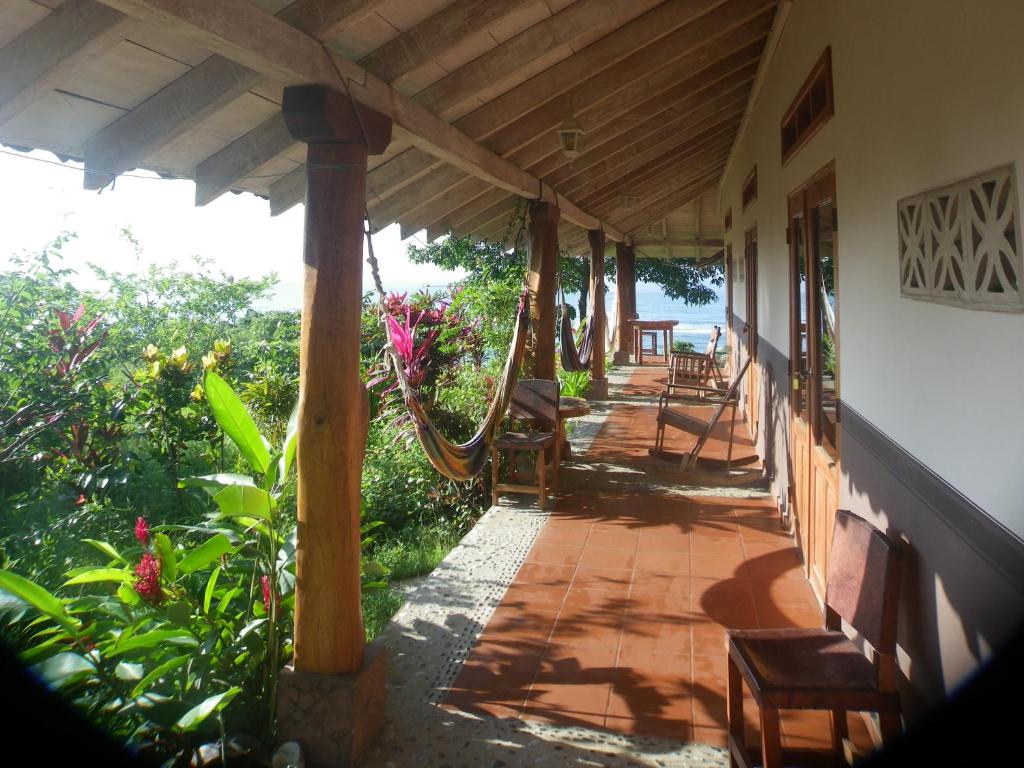 Un jardín fuera de Hotel Kambutaleko