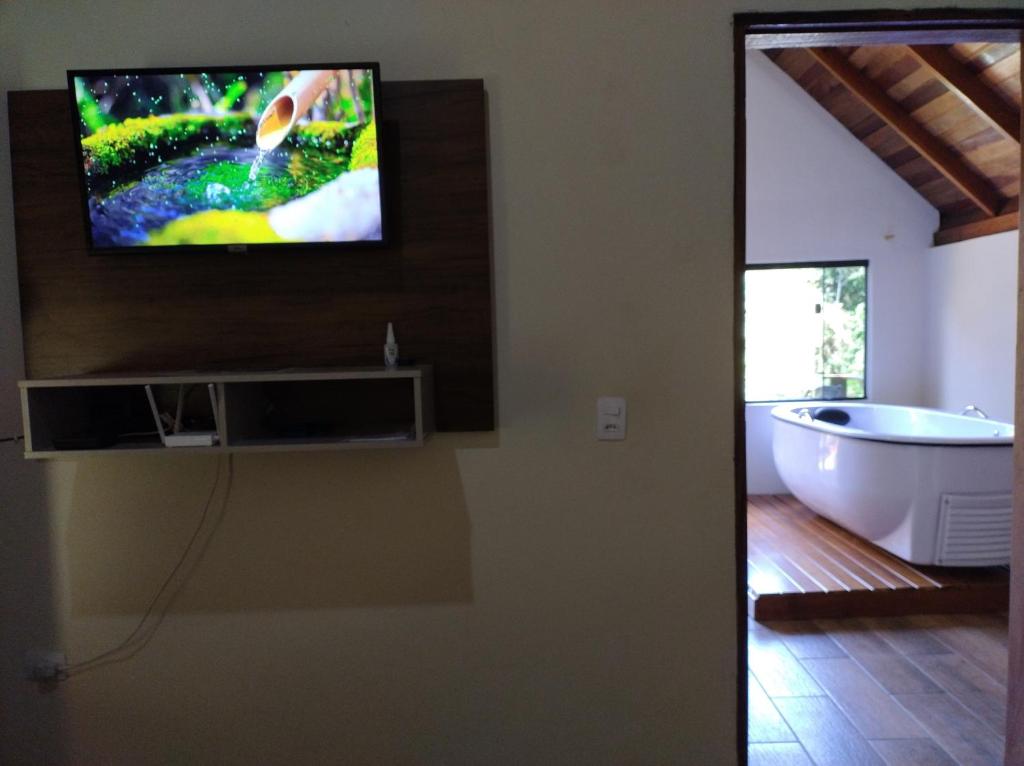 Μια τηλεόραση ή/και κέντρο ψυχαγωγίας στο Chalé Portal Lazer Propriedade Inteira