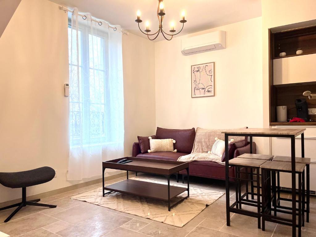 a living room with a couch and a table at Le loft sur rivière in Dijon