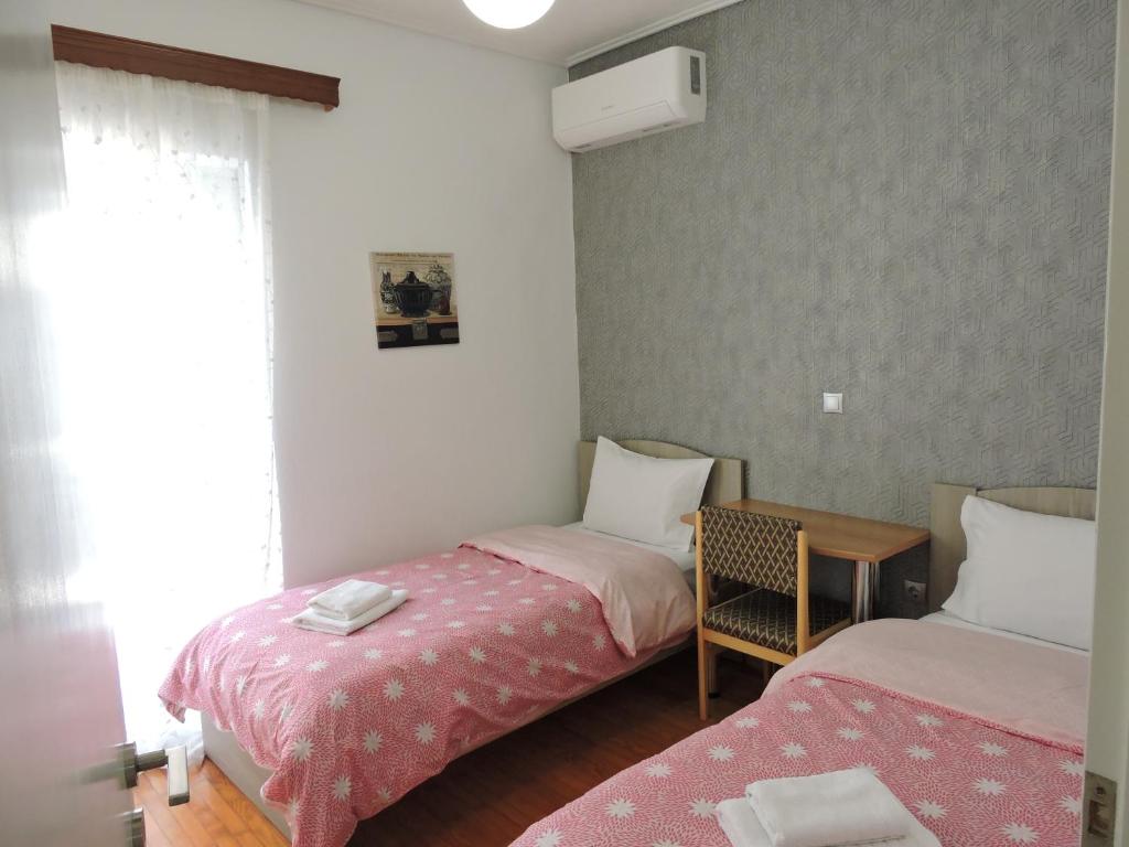 Posteľ alebo postele v izbe v ubytovaní Spiri's House-Deluxe Apartment in Kalabaka-Meteora