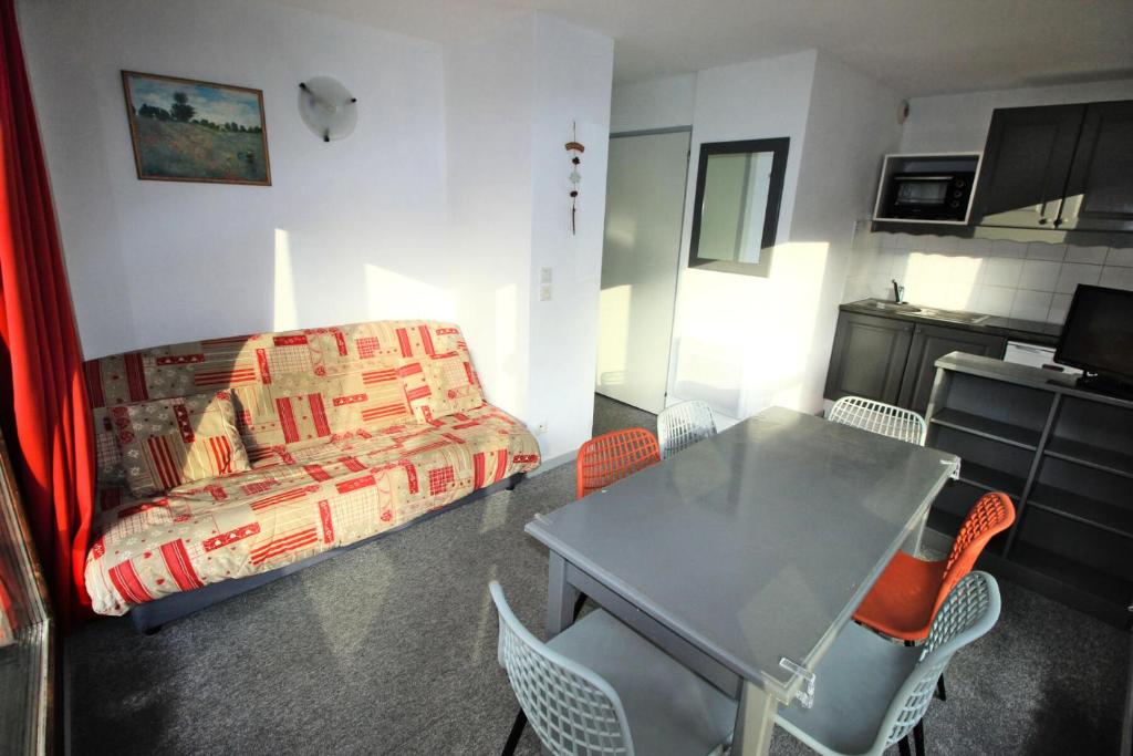 un salon avec une table, des chaises et un canapé dans l'établissement Résidence Les Balcons De La Vanoise - LES BALCONS DE LA VANOISE - BV406 MAE-3186, à Villarodin-Bourget