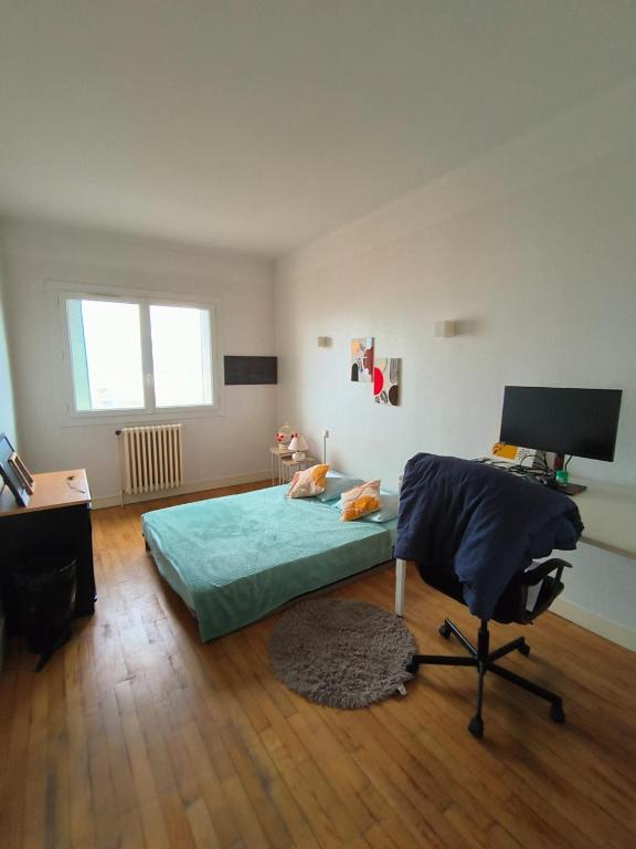 une chambre avec un lit, un bureau et une chaise dans l'établissement Chambre Cosy proche de la gare, à Toulouse