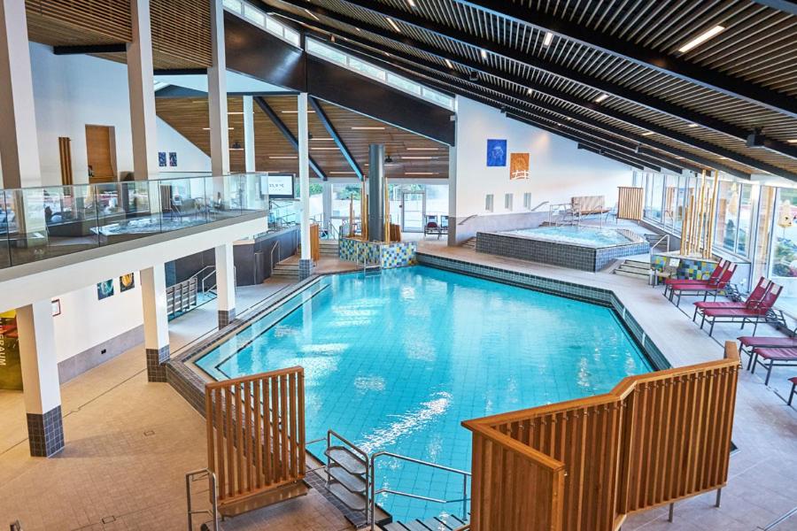 Hồ bơi trong/gần FeWo 58 - Appartement im Rottalblick - Helle Kuschelecke genießen mit Bademantelgang zur Therme, TV, inkl Stellplatz im Haus u Kurtaxe