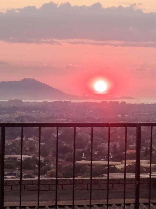 Východ nebo západ slunce při pohledu z apartmánu nebo okolí