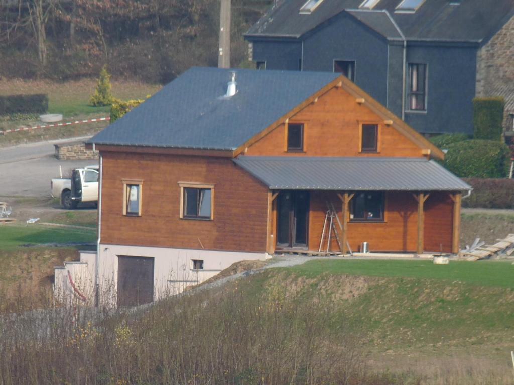 une maison est en construction au sommet d'une colline dans l'établissement Bouleau, à Vresse-sur-Semois