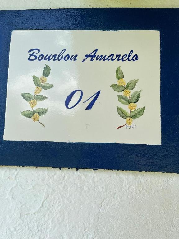 a picture of a sign with leaves on it at Pousada do Café - Chalé 1 -São Sebastião da Grama in São Sebastião da Grama