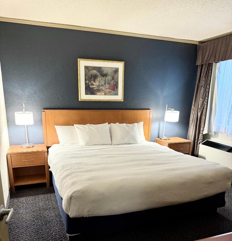 Postel nebo postele na pokoji v ubytování Days Inn by Wyndham Drayton Valley