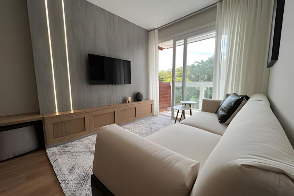 CanelaにあるAo lado da roda gigante, apt de alto padraoのリビングルーム(白いソファ、テレビ付)