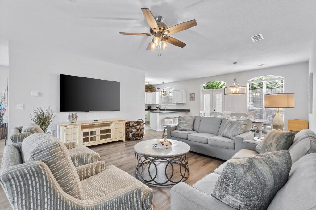 Una sala de estar con sofás y un televisor de pantalla plana. en Luxury Beach House Steps from Pool and Short Walk to Private Beach Pavilion, en Destin