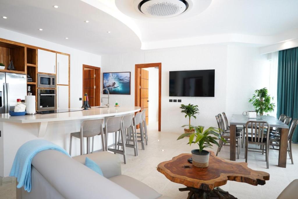 eine Küche und ein Wohnzimmer mit Tisch und Stühlen in der Unterkunft Hermosa Waves A1 in Playa Hermosa
