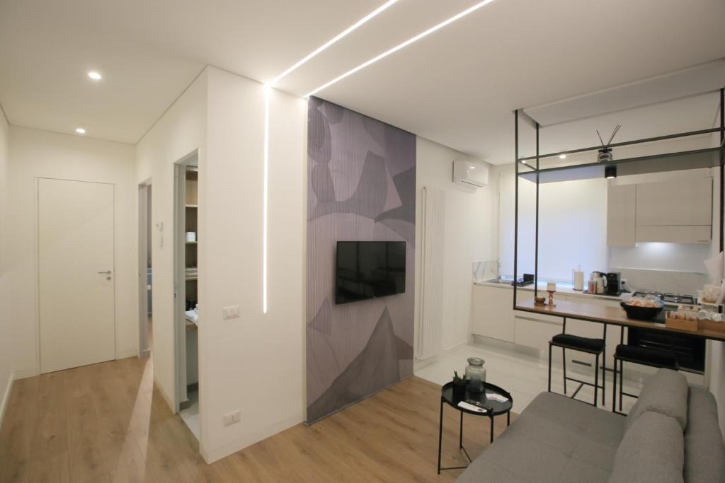 een woonkamer met een bank en een tafel bij Dalmazia Boutique Apartment in Caltanissetta