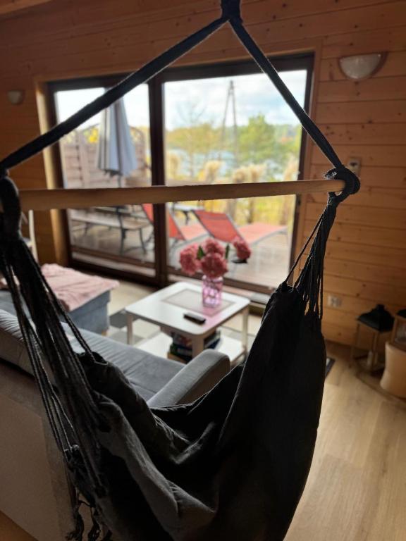 Posezení v ubytování Karmelowe Domki Kaszuby, z jacuzzi na tarasie z widokiem na jezioro