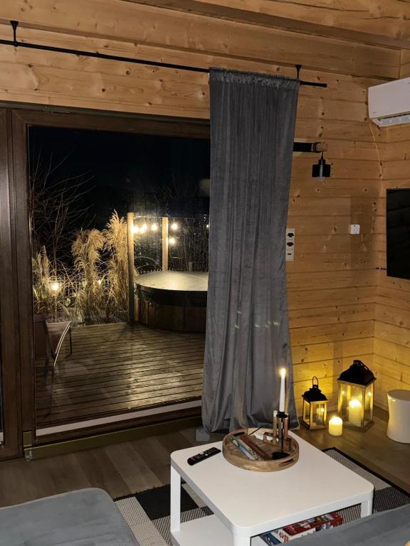 Fotografie z fotogalerie ubytování Karmelowe Domki Kaszuby, z jacuzzi na tarasie z widokiem na jezioro v destinaci Stężyca