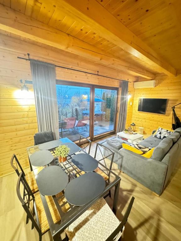 Posezení v ubytování Karmelowe Domki Kaszuby, z jacuzzi na tarasie z widokiem na jezioro