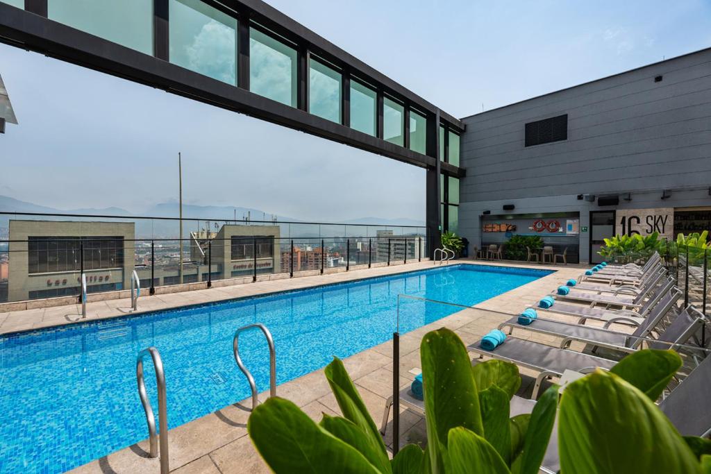 Bazén v ubytování Hotel Estelar Square nebo v jeho okolí