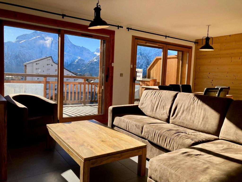 un salon avec un canapé et une table dans l'établissement La Residence - Appartement La Résidence MAE-9481, à Vénosc