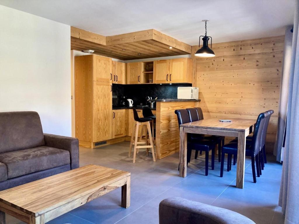 une cuisine et une salle à manger avec une table et des chaises dans l'établissement La Residence - Appartement La Résidence MAE-9701, à Vénosc