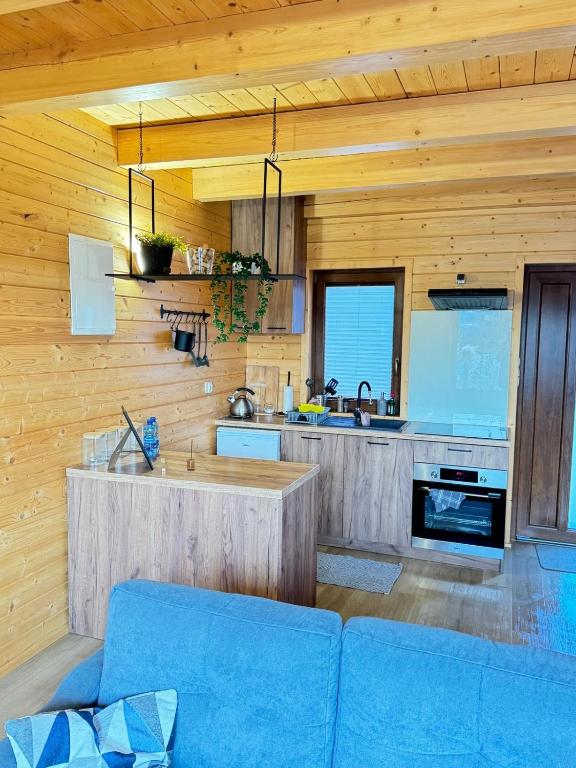 Kuchyň nebo kuchyňský kout v ubytování Karmelowe Domki Kaszuby, z jacuzzi na tarasie z widokiem na jezioro