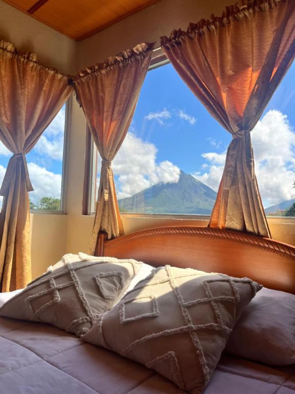 Postel nebo postele na pokoji v ubytování Los Tucanes Lodging