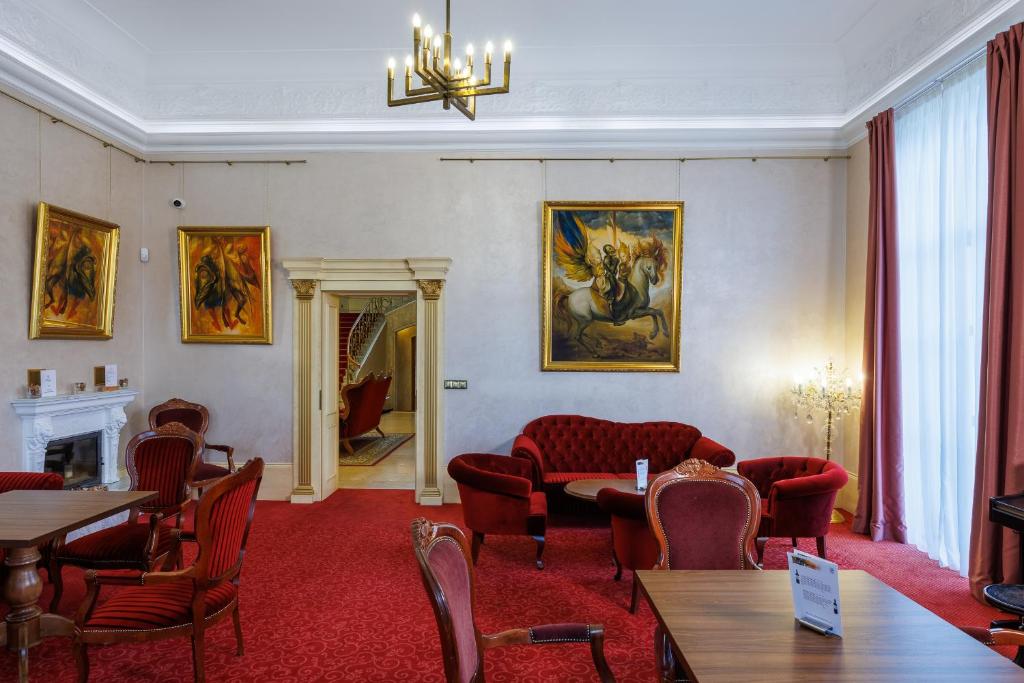 Ein Sitzbereich in der Unterkunft Hotel U Zámečku Cihelny