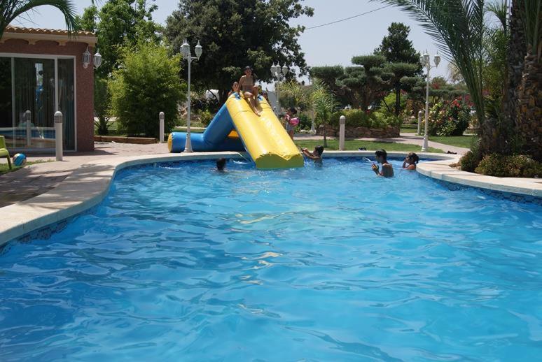 Bazén v ubytovaní Los Jardines de Lola alebo v jeho blízkosti