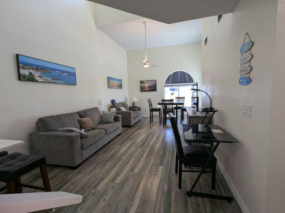 Posezení v ubytování Oceanfront 2br2b, Ocean Views, Heated Pool, Spa