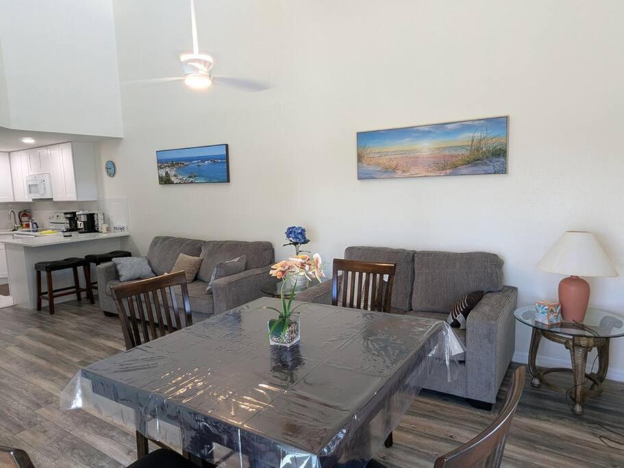 Posezení v ubytování Oceanfront 2br2b, Ocean Views, Heated Pool, Spa
