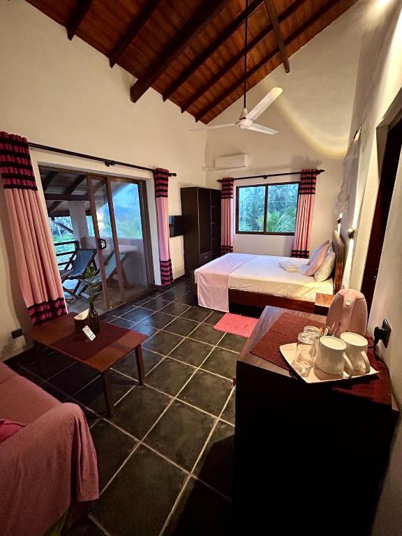 Postel nebo postele na pokoji v ubytování Reef Bungalow Hotel