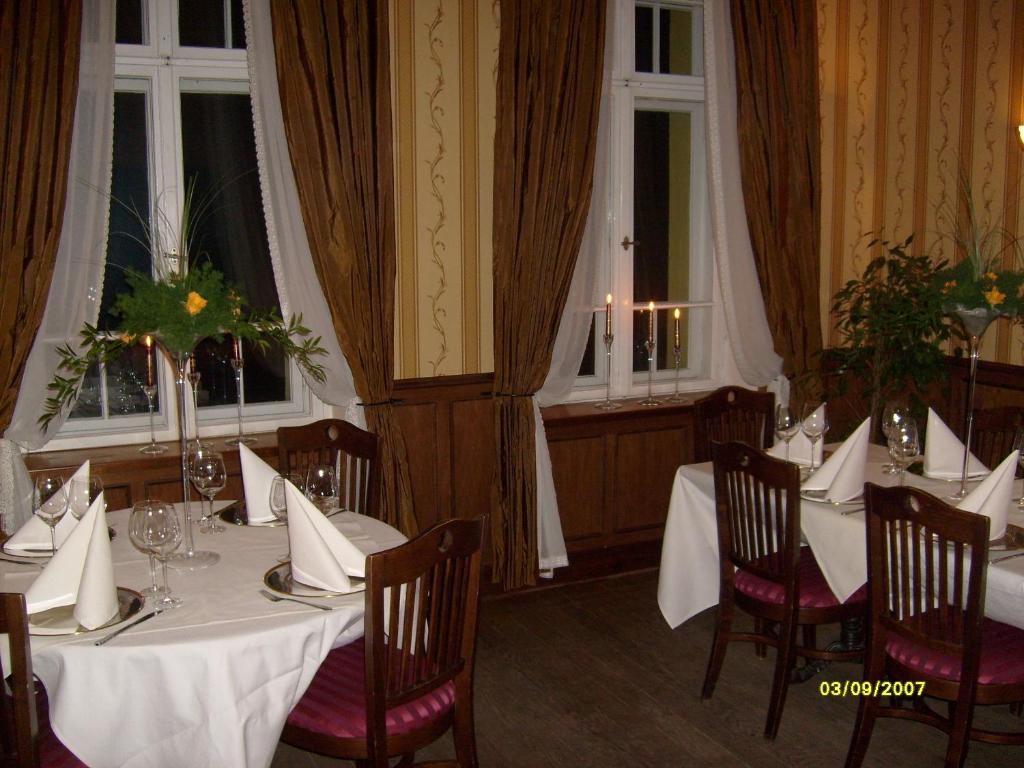 Restauracja lub miejsce do jedzenia w obiekcie Pensjonat - Restauracja Żółty Domek