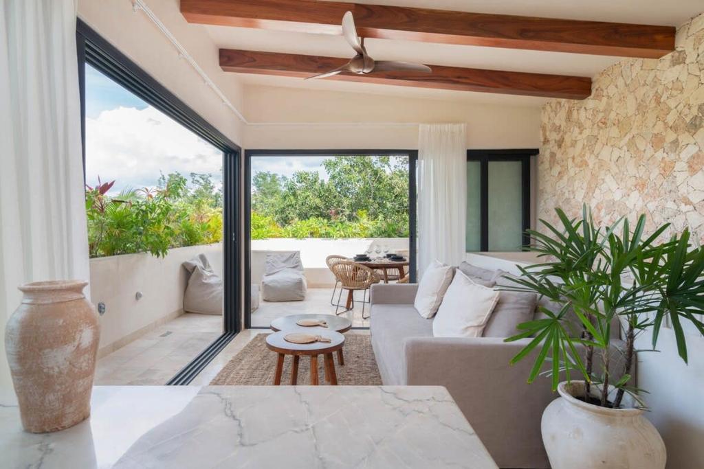 Picture of Penthouse apartment - Wikipedia