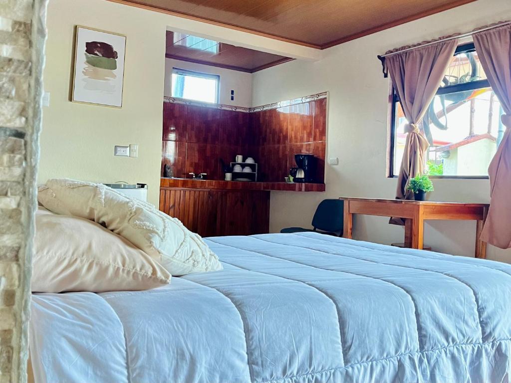 Postel nebo postele na pokoji v ubytování Los Tucanes Lodging