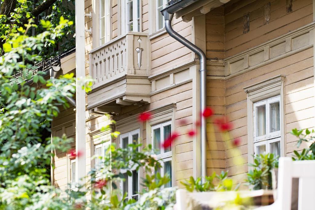 a building with a balcony on the side of it at Camillas Hus in Oslo