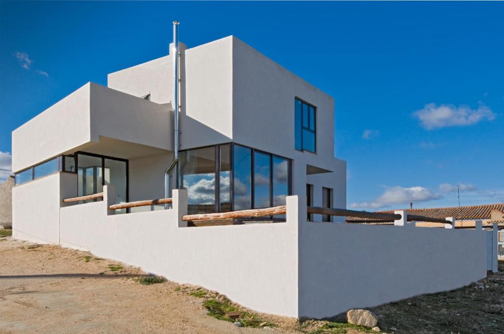 una casa blanca al lado de una carretera en La Espiga, en Cortos