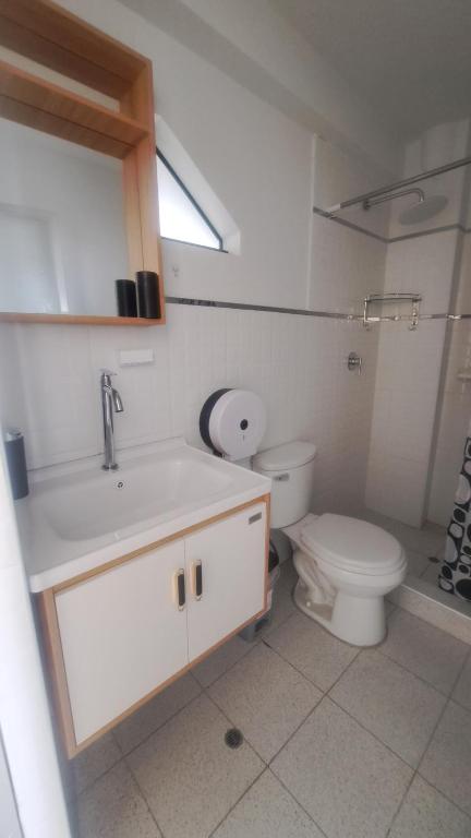 un bagno bianco con un water e un lavandino di Habitaciones en la Casa de Dora, 4to y 5to piso ad Ayacucho