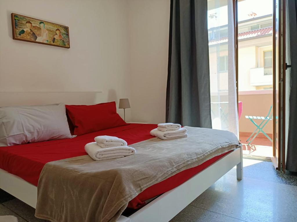 a bedroom with a bed with towels on it at Erika's Home in Milan