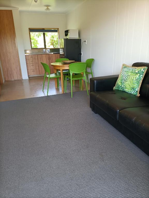TV a/nebo společenská místnost v ubytování Moeraki Beach Motels