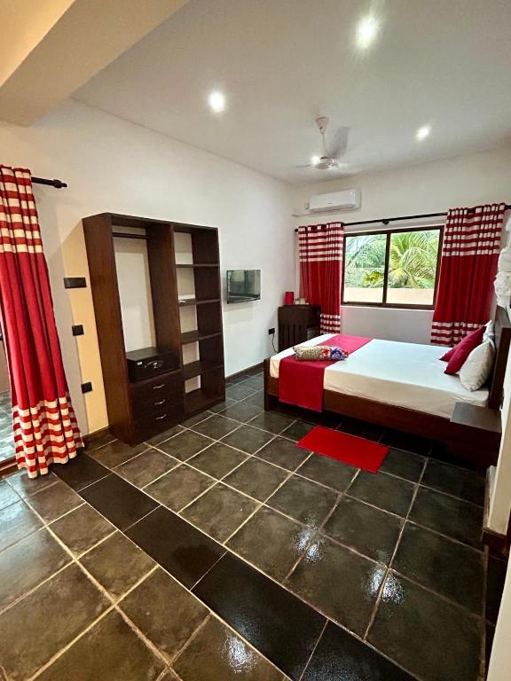 Postel nebo postele na pokoji v ubytování Reef Bungalow Hotel